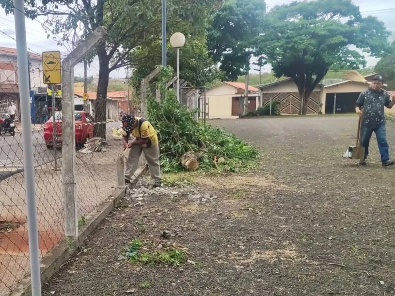 Imagem de um funcionário fazendo reparo em alambrado do varejão