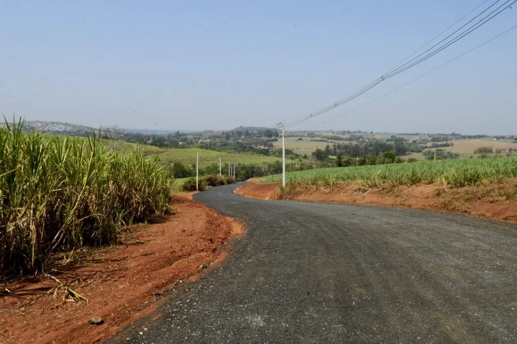 Imagem da estrada já com as raspas de asfalto aplicadas