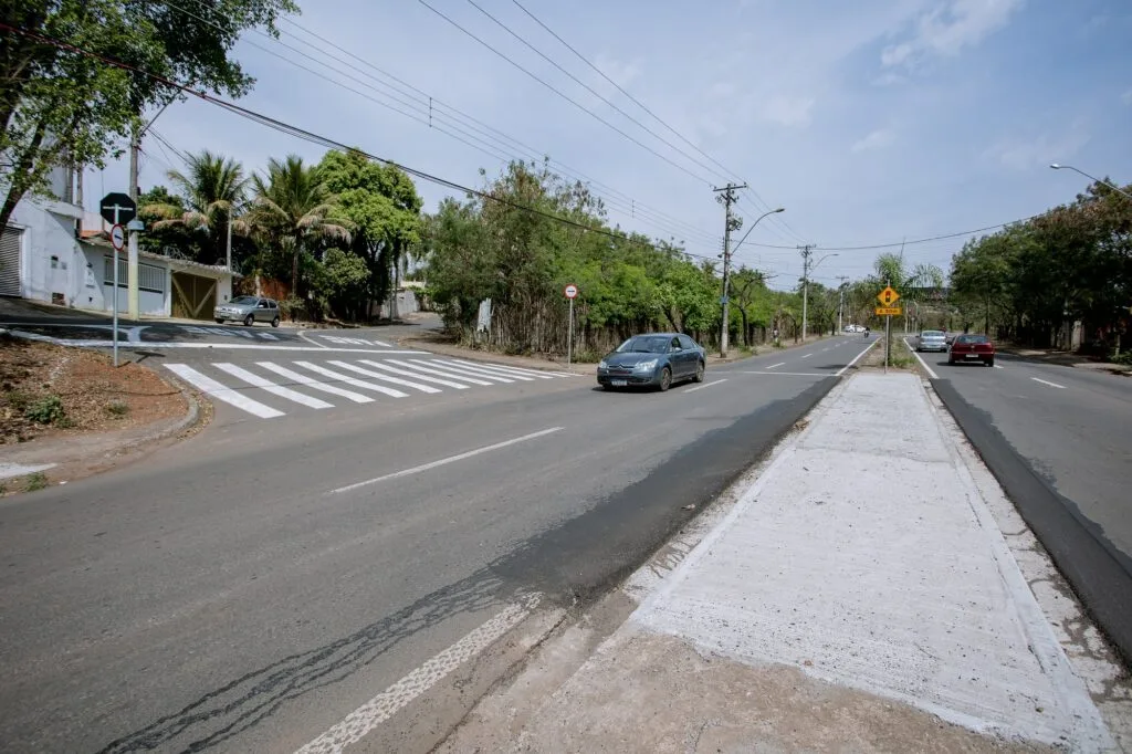 Imagem de canteiro fechado recentemente, com carros passando nas laterais