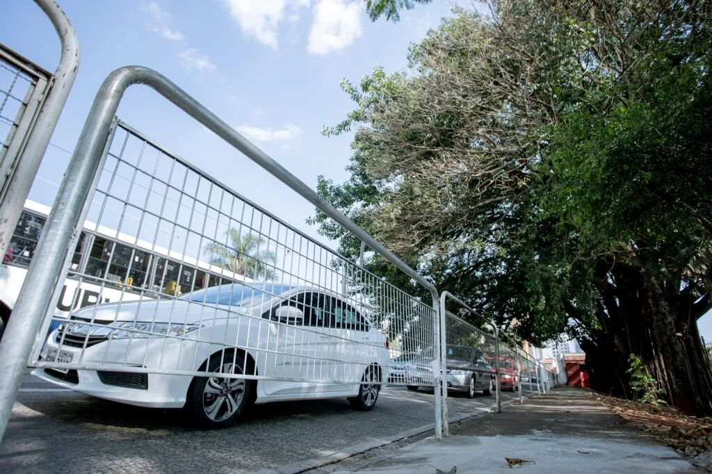 Imagem de gradil, com carro ao fundo