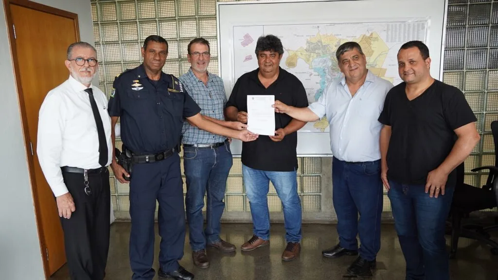 Guilherme Monaco de Mello, comandante Nunes, prefeito Luciano Almeida, Wagner de Oliveira, Osvaldo da Cunha e Valmir Alves seguram o novo Estatuto