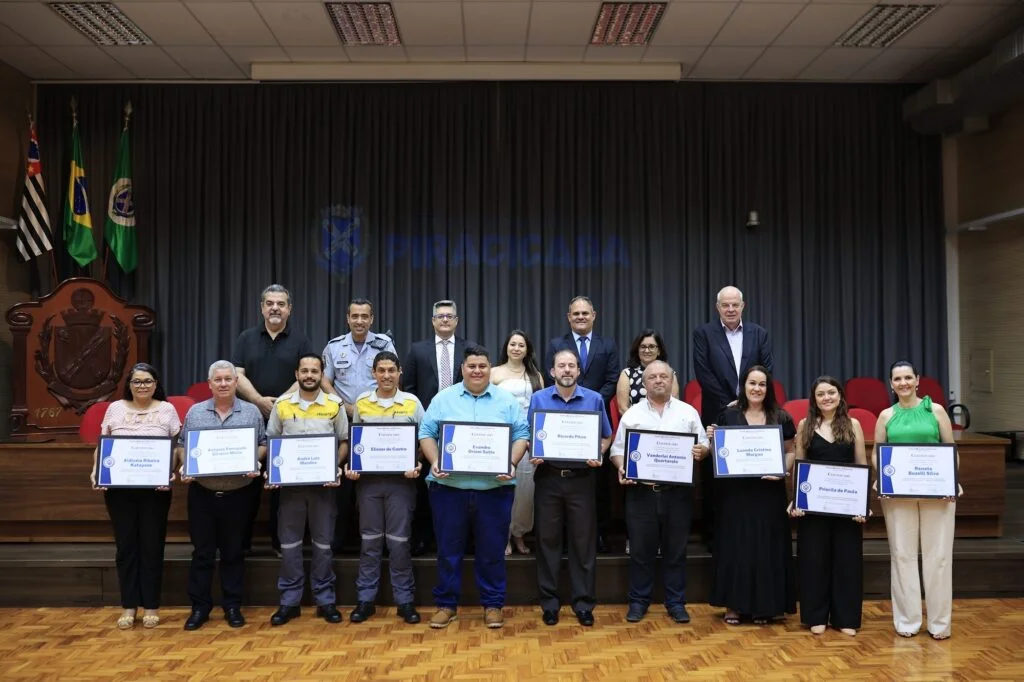 Homenageados seguram diplomas
