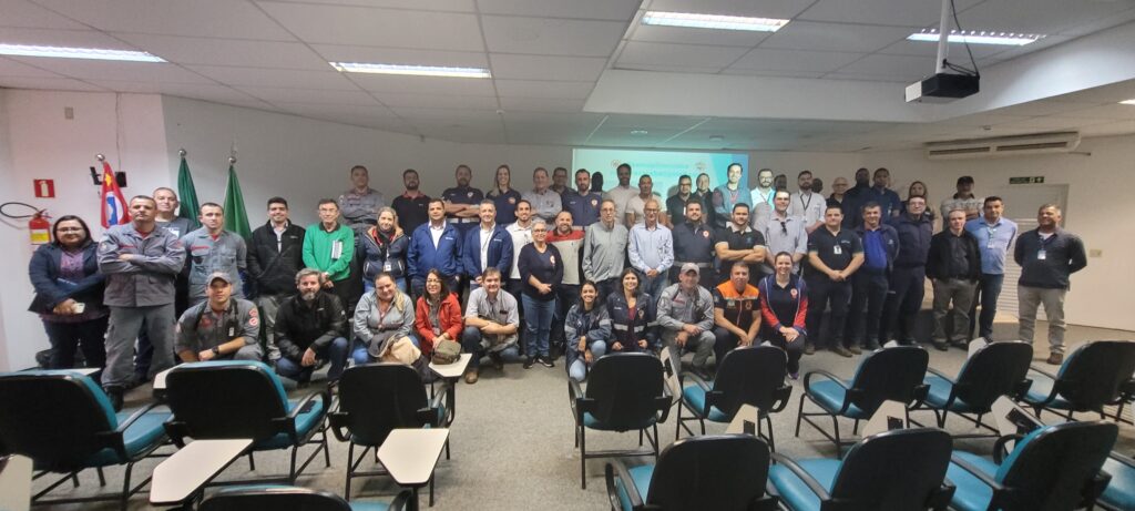 após a reunião, todos os participantes da reunião perfilaram no palco para uma registro fotográfico do encontro realizado na biblioteca municipal de piracicaba
