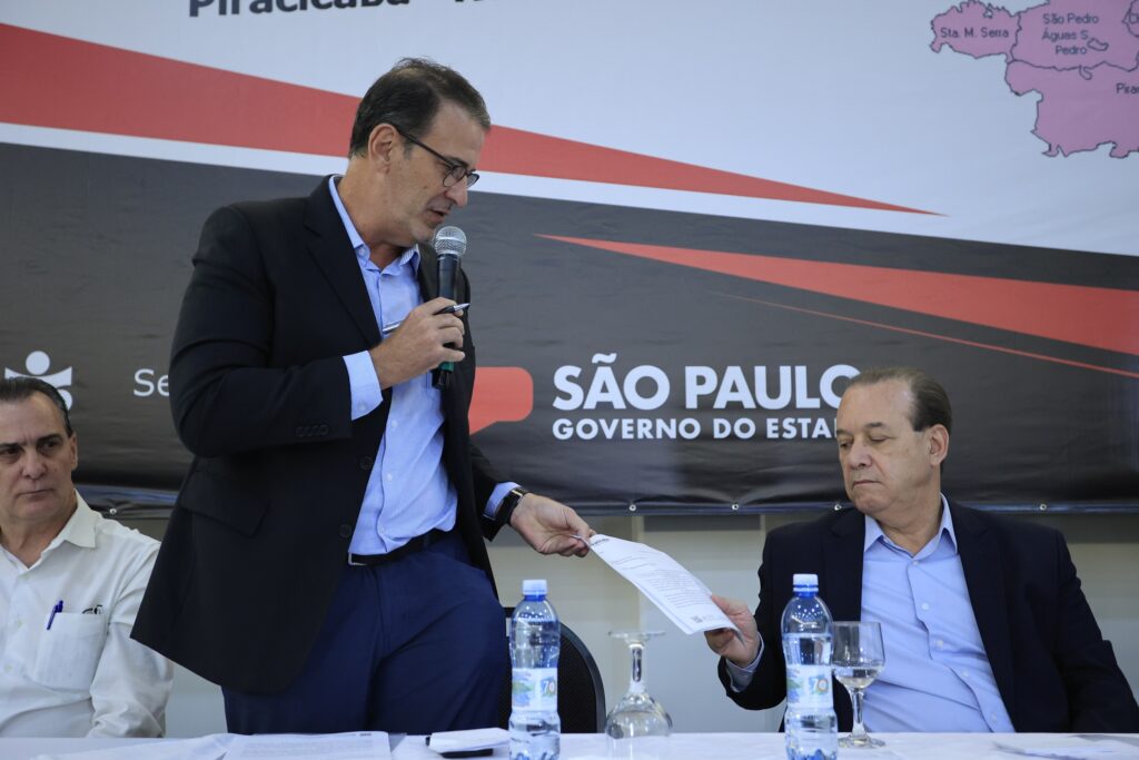 Luciano Almeida entregou documento com solicitações urgentes para a RMP ao secretário Eleuses Paiva