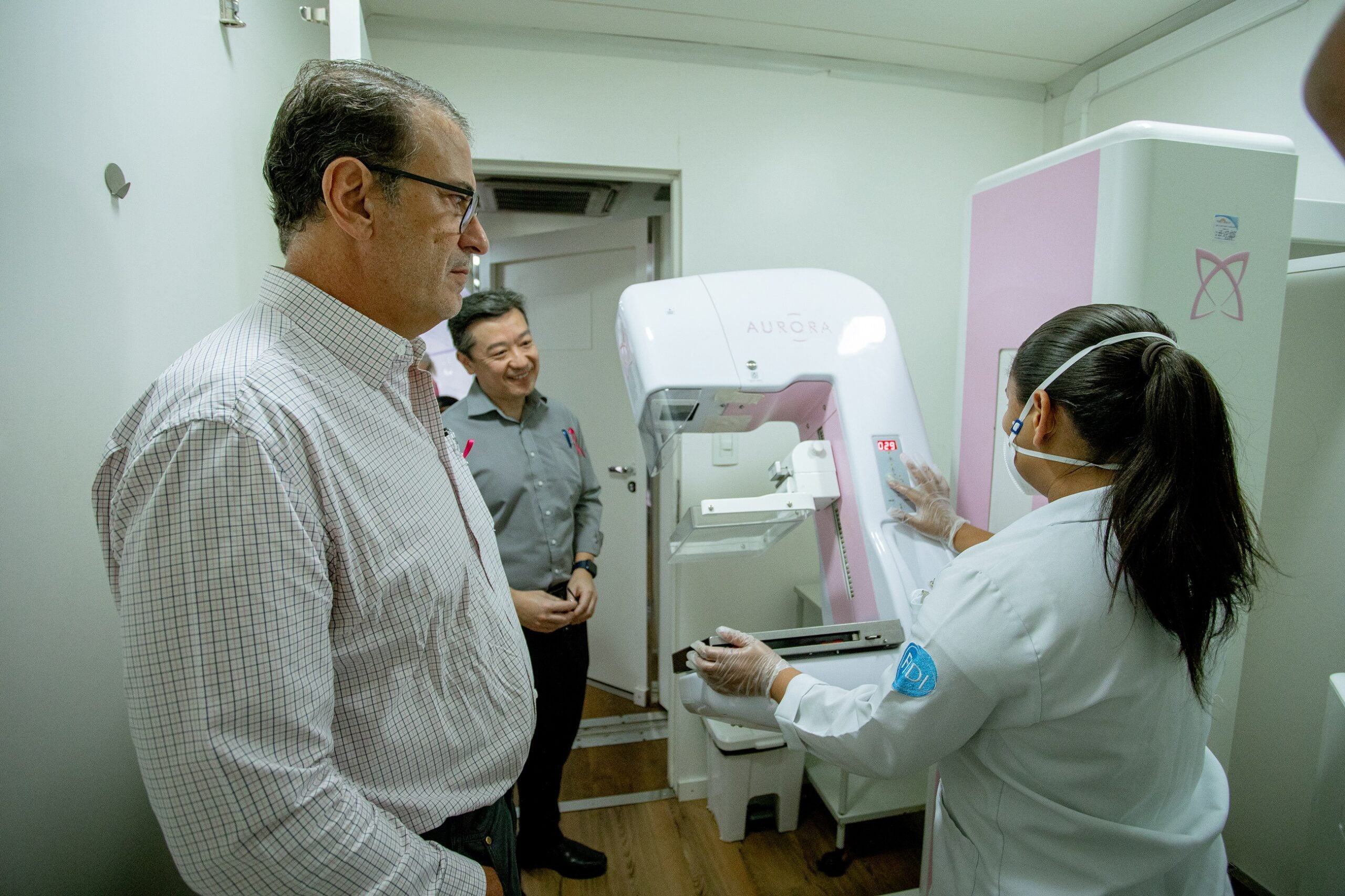 Luciano Almeida e Douglas Koga conheceram as intalações da Carreta que oferecem exames de prevenção e rastreio para o câncer de mama