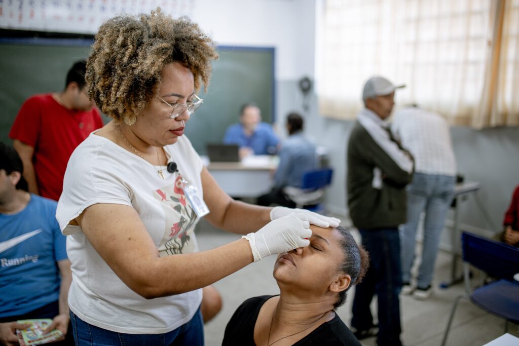 Maria Rosana durante atendimento com profissionais da Clínica de Olhos