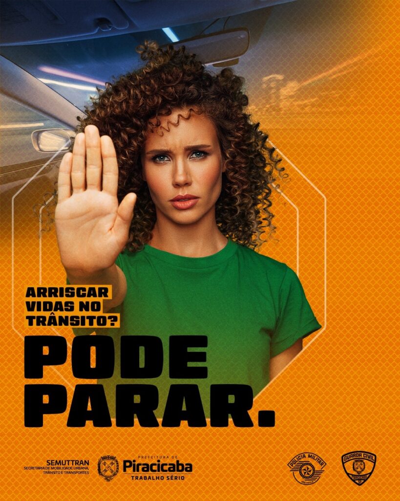 Imagem de mulher com a mão estendida para frente, em sinal de pare