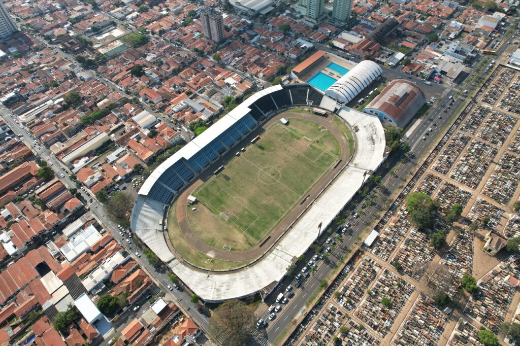 Foto panoramica tirada de drone, do estadio Barao de Serra Negra, onde será o desfile cívico