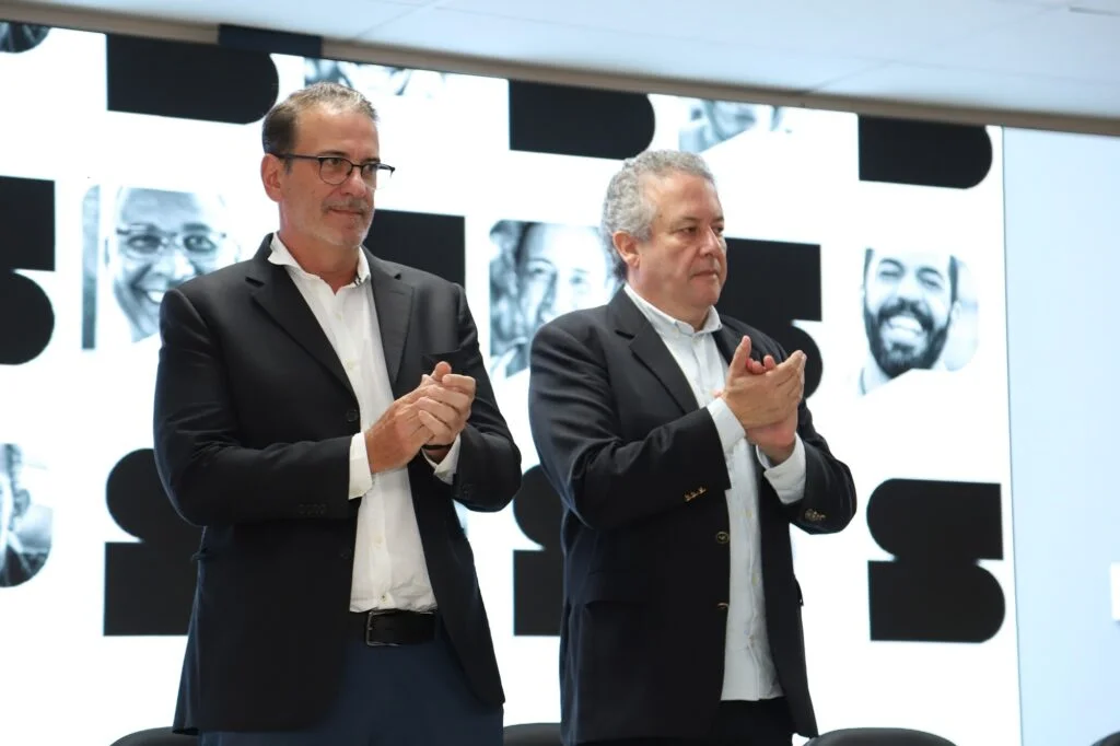 Prefeito Luciano Almeida de paletó preto, compareceu ao treinamento