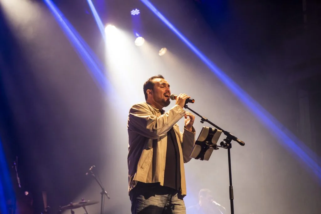 O psicologo Sérgio Santos é vocalista do grupo de músicos que vai se apresentar no MusicalMente