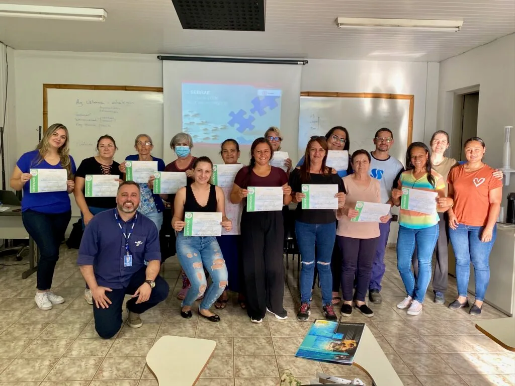 Participantes da primeira edição do Ciclo de Oficinas Selapir segurando os certificados de participação na sala de reuniões da Sema