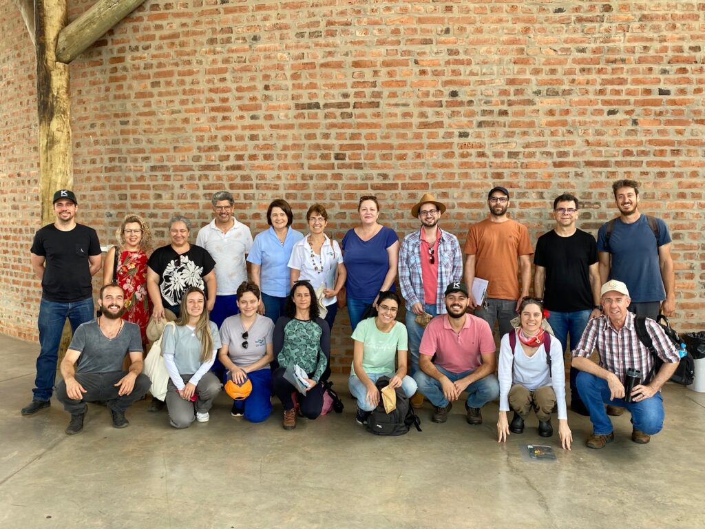 Pesquisores da Embrapa, equipe da Sema e produtores rurais reunidos na sede da Embrapa, em Jaguariúna