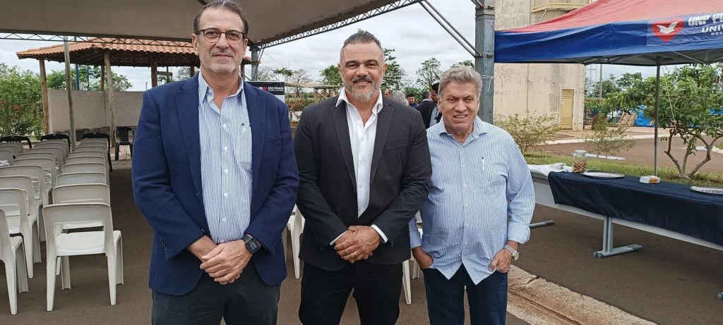 O prefeito Luciano Almeida, primeiro à esquerda, ao lado de Elcio José Bonsaglia e José Luiz Ribeiro