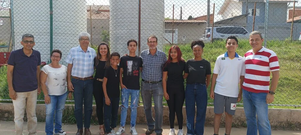 Grupo formado por professores e alunos durante visitação ao pátio da escola.