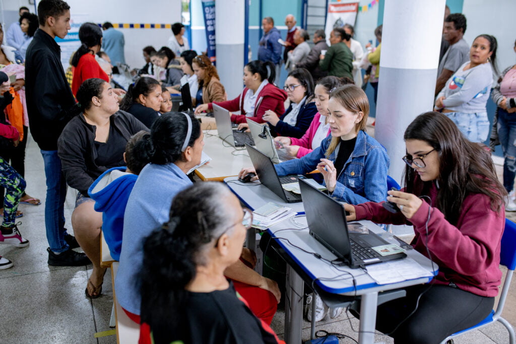 Em diversas mesas, população faz cadastramento de currículos e recebe informações sobre o banco do Povo e MEI