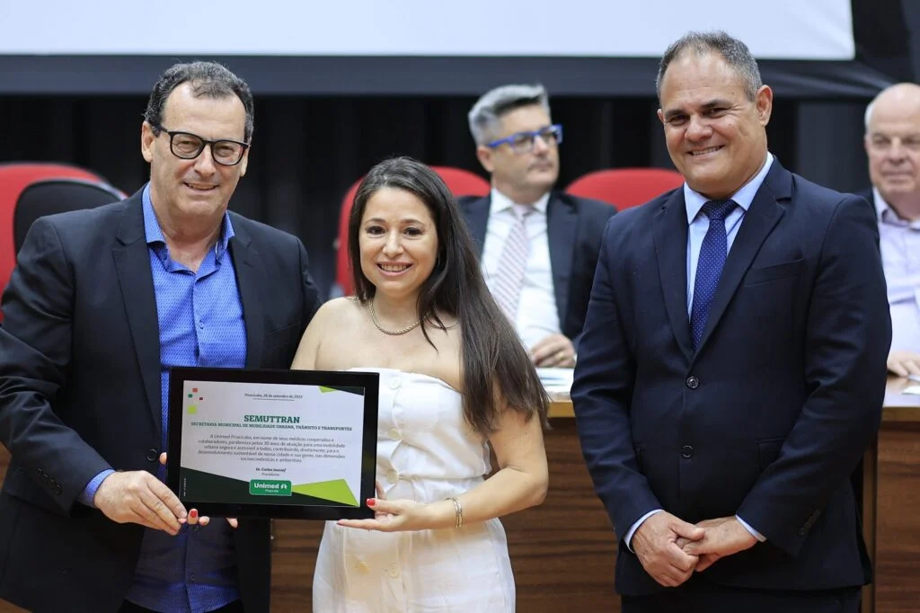 A secretária de Trânsito segura o diploma