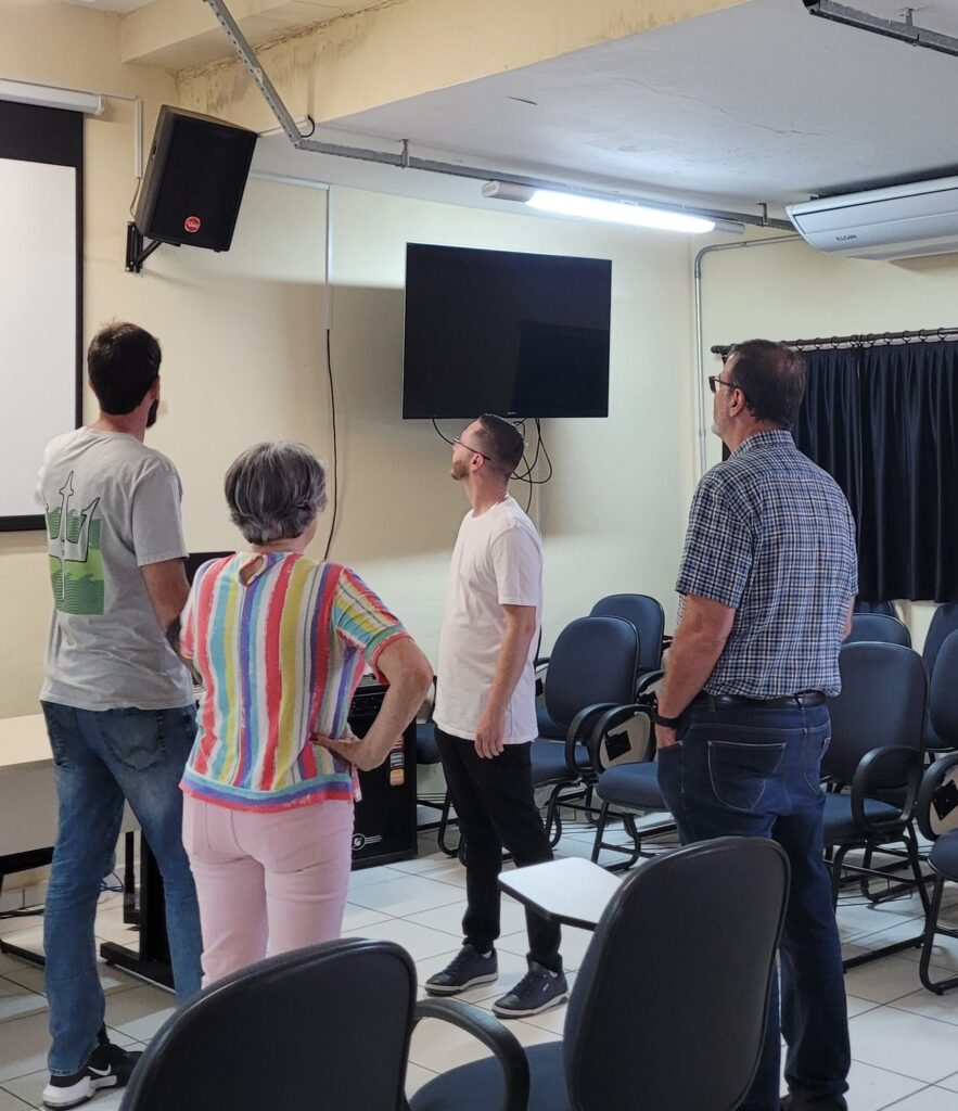 após entrarem no prédio da Cevisa, e percorrerem diversas salas, prefeito verifica situação do auditório do Cevisa que apresenta pequenas manchas de mofo causadas pela infiltração de águas da chuva