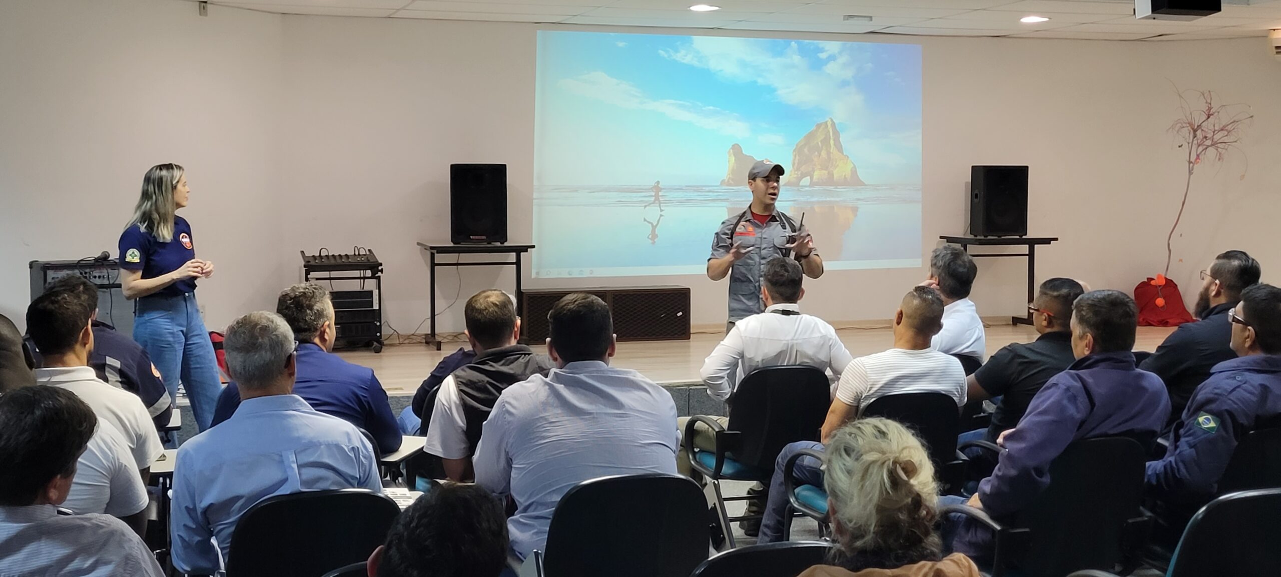 em frente ao público presente o tenente dos bombeiros, lucas sendin, fala sobre a importância do PAM para a cidade de Piracicaba