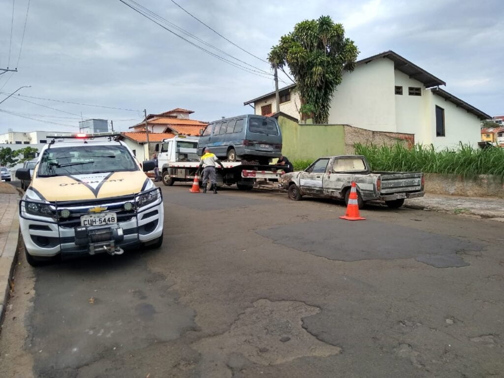 Veículo abandonado é colocado em cima de um caminhão branco
