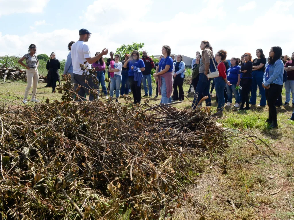 Ao fundo da imagem, os participantes ouvem atentos as orientações de Julio Pupim