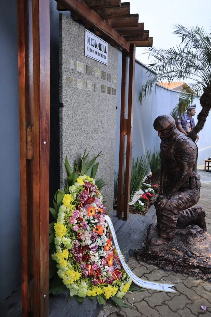 Imagem da estátua que integra a galeria em homenagem aos heróis da Polícia Militar.