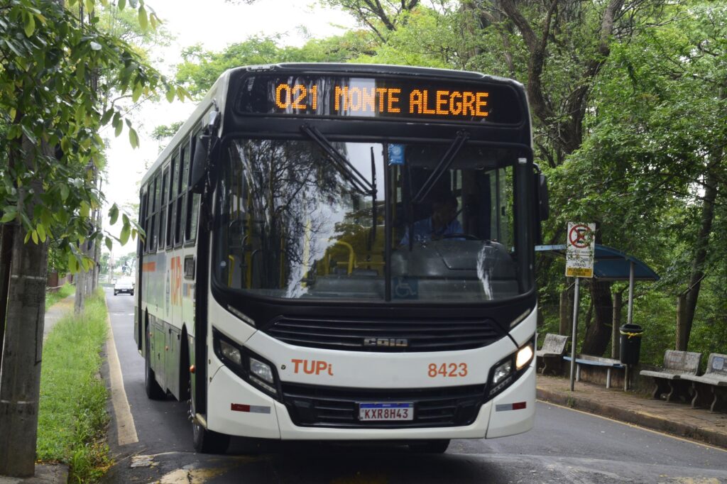 Ônibus que faz a linha Monte Alegre, nas cores branco e detalhes laranja.