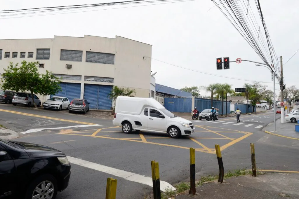 carro atravessando avenida
