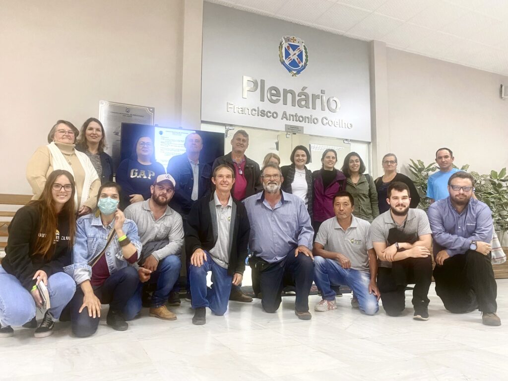Agricultura familiares, representantes de instituições e equipe da Sema reunidos em frente ao plenário da Câmara Municipal de Piracicaba
