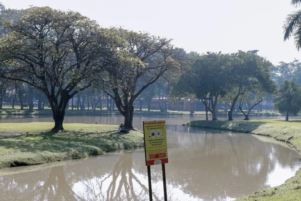 Áreas onde pode ocorrer a incidência de carrapato-estrela estão demarcadas com placas de alerta