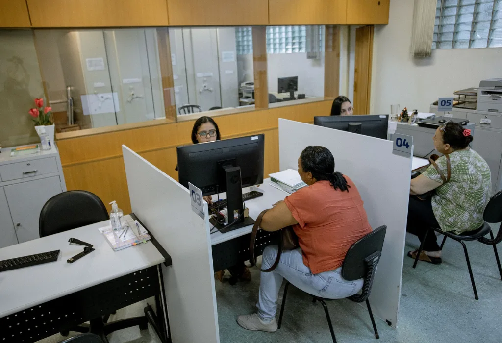 Imagem dos guichês de atendimento da Central do Cadastro Único