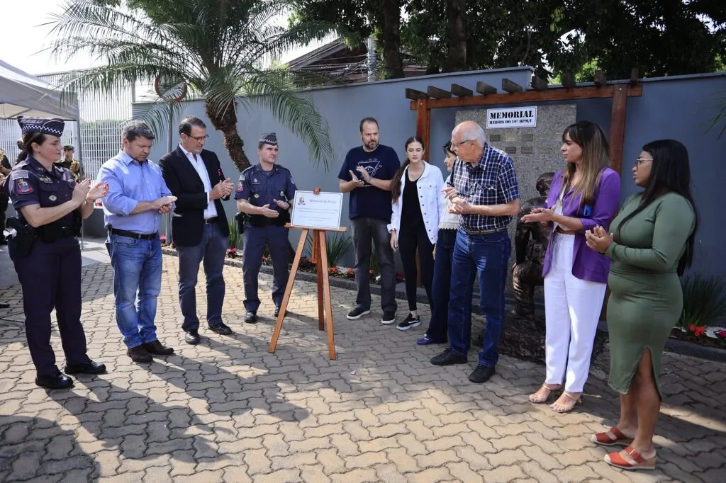 autoridades e familiares dos PMs homenageados aplaudem a inauguração do espaço.
