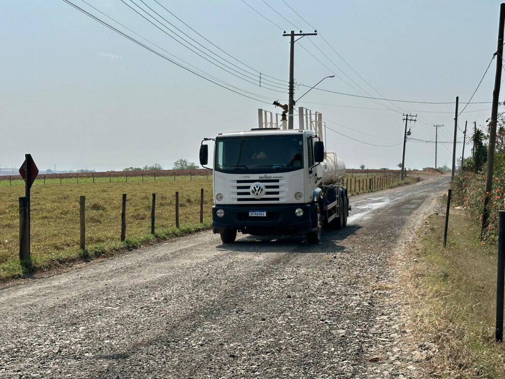 Caminhão pipa da Sema na estrada Moacyr Bonato, no Pau d'Alhinho