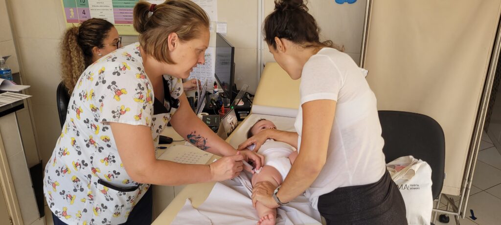 Com ajuda da mãe Cristina, Eloah, de cinco meses recebe dose da vacina Meningocóccica C