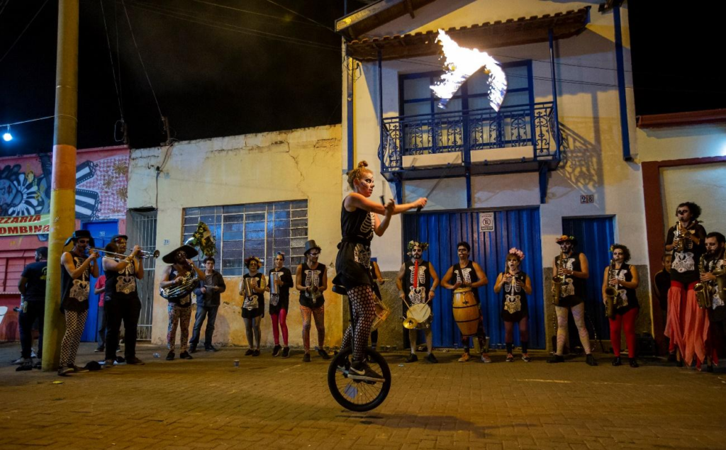 Cortejo da Cumbia Cavalera passando pelo centro de Piracicaba na edição de 2019 do Festival de Circo SP. Foto - Marcelo Justo