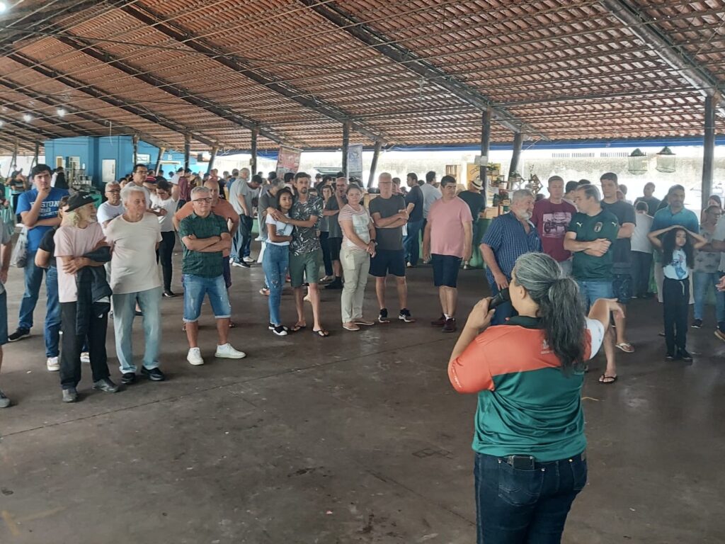 Simone Dias Rodrigues, da GeoApis, palestrando durante o Encontro de Meliponicultura