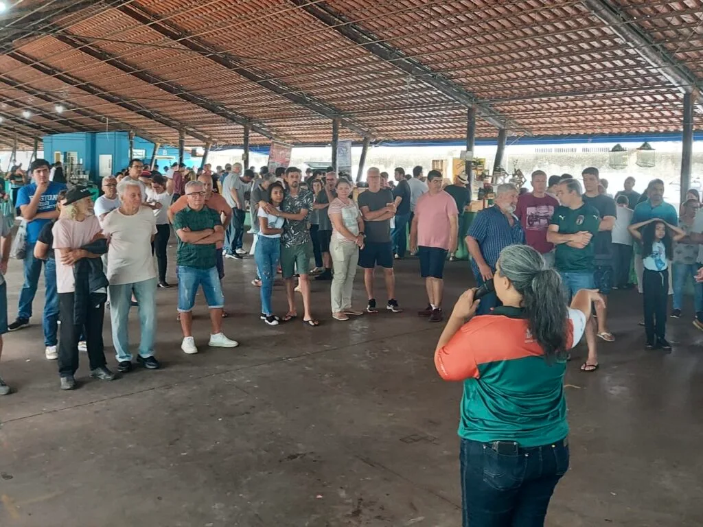 Simone Dias Rodrigues, da GeoApis, palestrando durante o Encontro de Meliponicultura