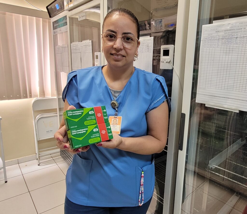 Enfermeira Cibele Melo dos Reis mostra estoque reabastecido para atender a Campanha de Multivacinação