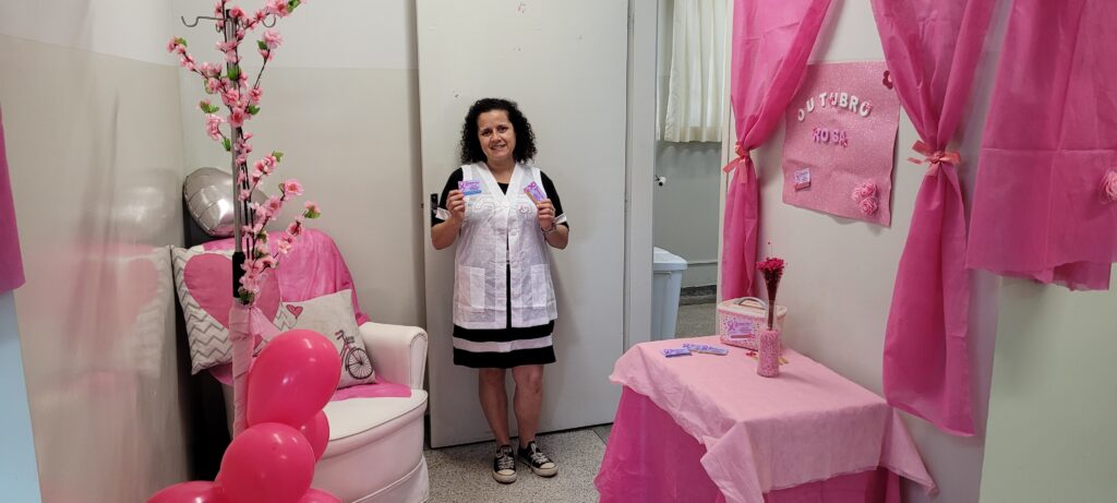 Enfermeira Maisa Zorzetto, da USF Eldorado 1, organizou as ações do Outubro Rosa com um instagramável chamado Cantinho da Mulher