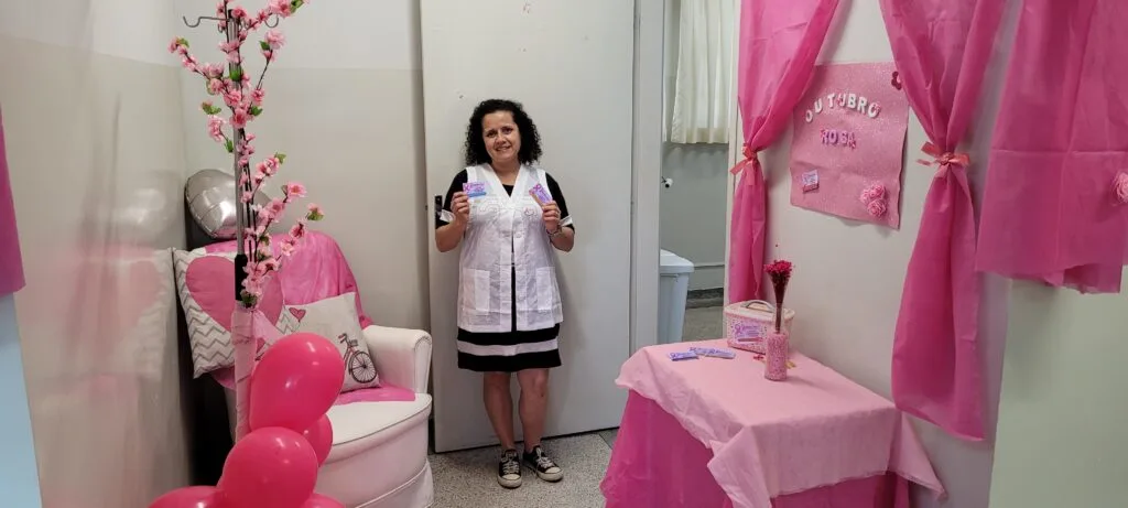 Enfermeira Maisa Zorzetto, da USF Eldorado 1, organizou as ações do Outubro Rosa com um instagramável chamado Cantinho da Mulher