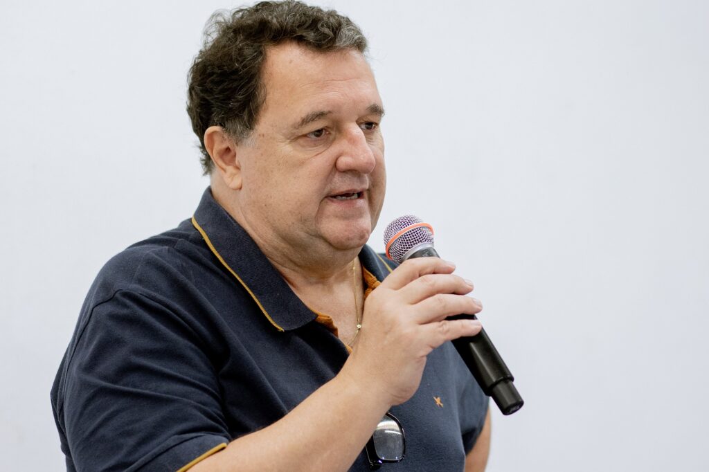 Secretário de Administração, Eugênio Stipp, de camiseta azul escura, fala ao microfone
