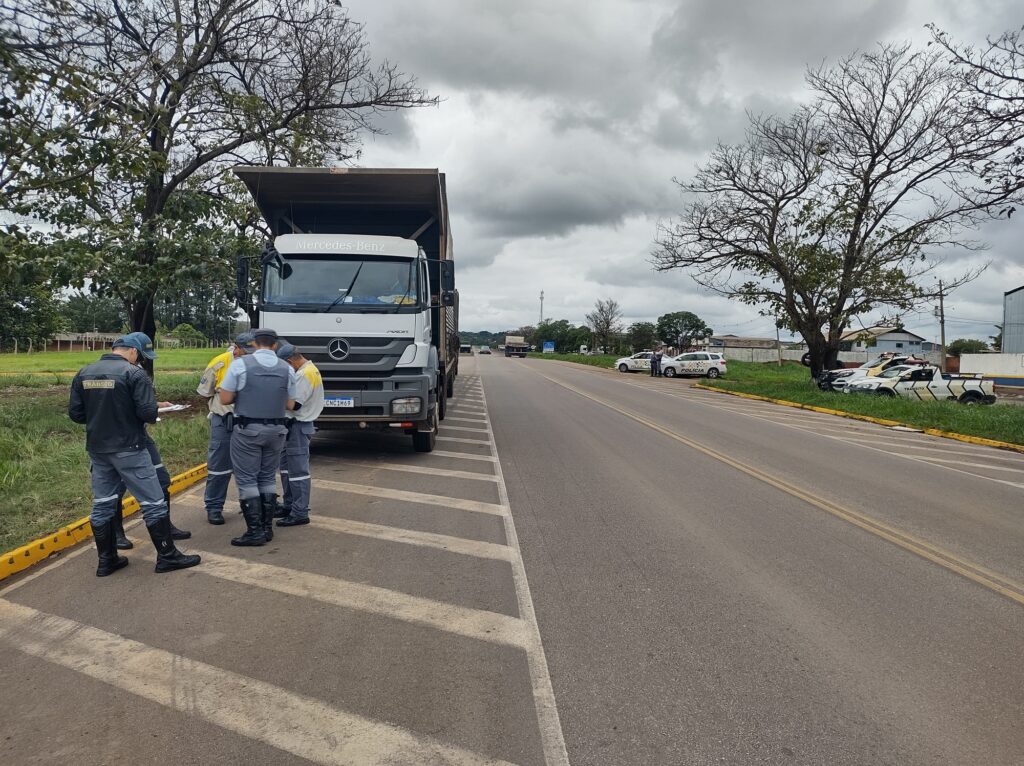 homens na frente de caminhão