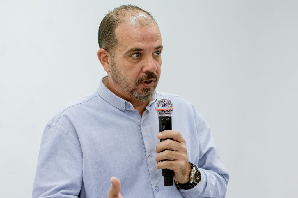 Renato Campos, presidente da Cipa, de camisa azul clara, fala ao microfone