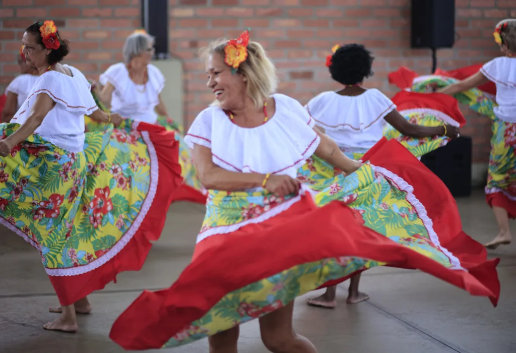 Na imagem, mulheres rodam suas saias aos som do carimbó.