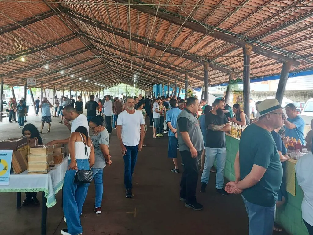 Público participando do Encontro de Meliponicultura no Varejão da Paulista