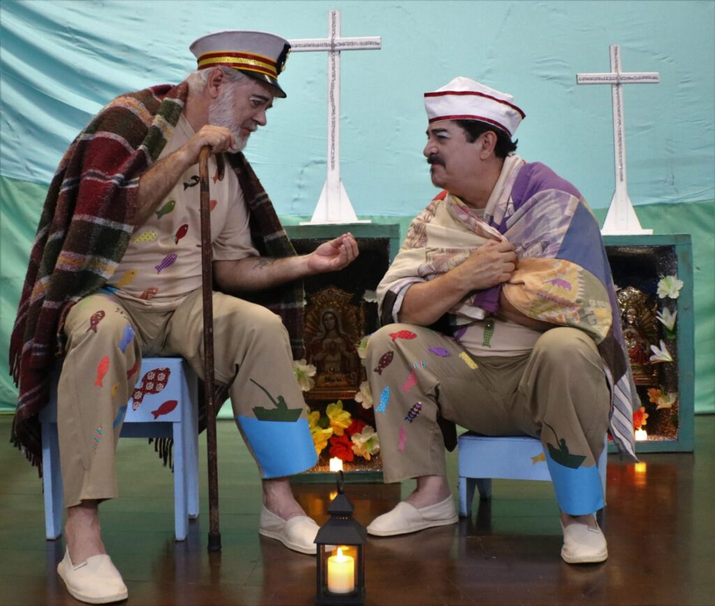 Na peça, cinco atores descortinam cenas do cotidiano de pessoas humildes