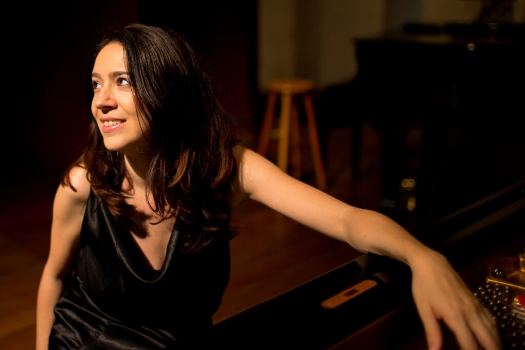 Nascida em Piracicaba, pianista Erika Ribeiro foi indicada ao Grammy Latino