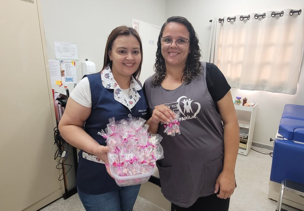 No PSF Santa Rica-Avencas, a enfermeira Juliana Grosso e a ACS Cristiane Hotops, mostram os brindes que serão entregues as mulheres no Outubro Rosa