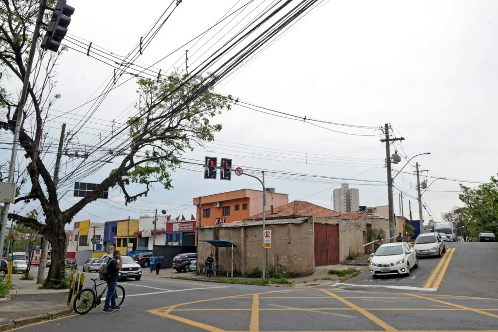 carros em avenida, com destaque para semáforo