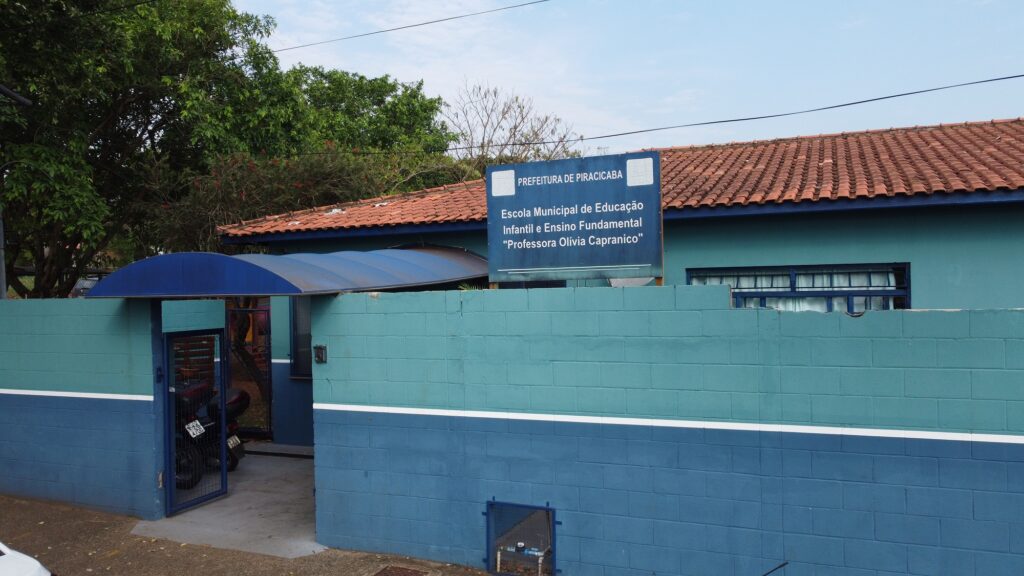 Escola municipal nas cores azul claro e escuro.