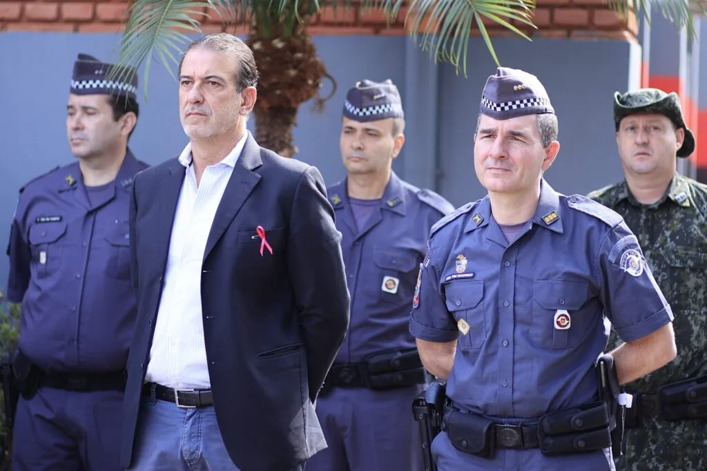 Prefeito e coronel aparecem em 1º plano durante cerimônia de inauguração.